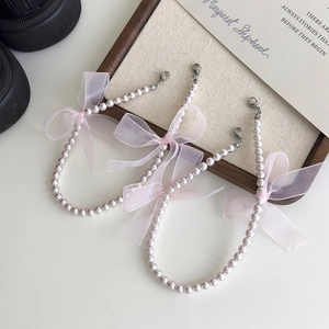 Breloques de chaussures en perles avec nœuds en dentelle rose et fermoirs mousquetons argentés