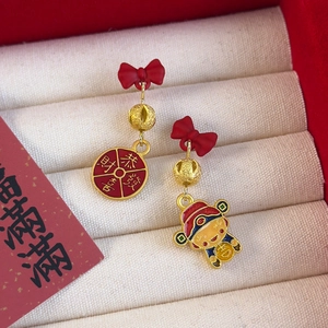 Traditionelle Neujahrsohrringe mit roter Schleife, Gott des Reichtums und Goldbarren