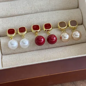 Boucles d'Oreilles Vintage Françaises Carrées en Émail et Künstliche Perle Élégantes Boucles d'Oreilles Géométriques en Alliage Doré Femme