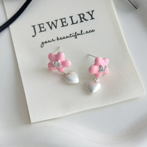 Boucles d'oreilles fleur émaillée rose avec perle cœur blanche et gemme brillante
