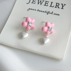 Boucles d'oreilles fleurs en émail rose avec cœurs argentés et zircons brillants