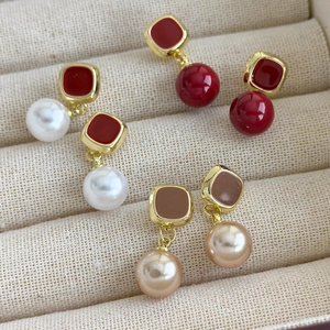 Ensemble de boucles d'oreilles vintage en émail et perles carrées en rouge et marron