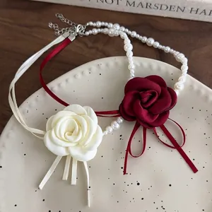 Collana Girocollo con Camelia in Tessuto e Künstliche Perle Fatta a Mano Nastro Rosa Rossa Catena Asimmetrica per Donna Gioielli Eleganti