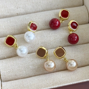 Boucles d'oreilles vintage en émail et perles en tons rouge, marron et doré champagne