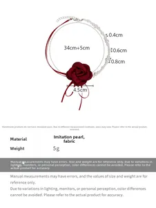 Dettaglio del girocollo con rosa rossa e perle bianche con indicazione delle misure