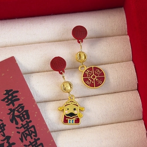 Asymmetrische Ohrringe mit chinesischem Gott des Reichtums und roten Emaille-Anhängern