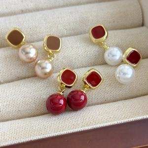 Ensemble de boucles d'oreilles perles et émail vintage carrées en plusieurs couleurs