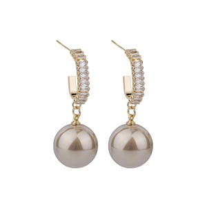 Orecchini a C dorati con zirconi baguette e perle color champagne eleganti