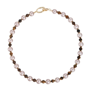 Détail du collier de perles et pierres d'oeil de tigre avec fermoir en métal doré