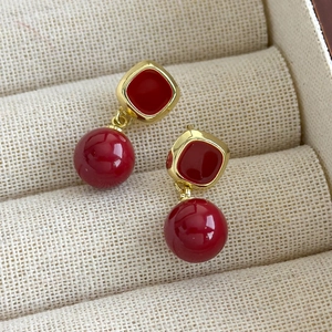Détails des boucles d'oreilles vintage françaises en émail rouge avec perles suspendues