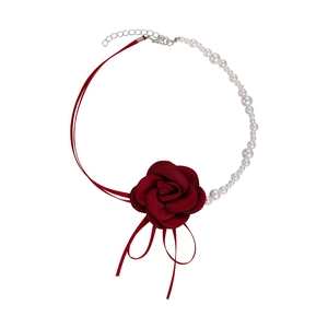 Choker asimmetrico elegante con perle e grande rosa di stoffa rossa da donna