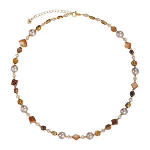 Détail du collier de perles et oeil de tigre avec pendentif coeur doré élégant