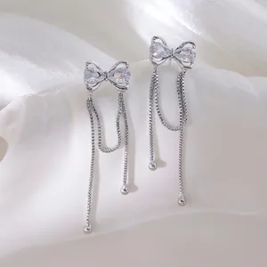 Elegante Schleifen-Ohrringe mit glitzerndem Zirkonia und langen feinen Metallketten