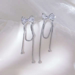 Elegante silberne Schleifenohrringe mit langen Quastenketten und funkelnden Zirkonia