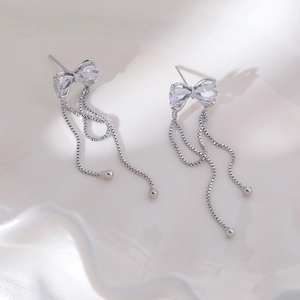 Elegante lange silberne Schleifenohrringe mit Zirkonia und Quasten für Damen