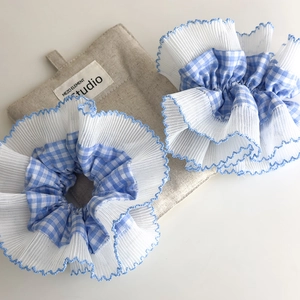 Set de coleteros de encaje a cuadros azules con bordes ondulados y bolsa de tela