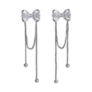 Elegante silberne Schleifenohrringe mit langen Quasten und Zirkonia auf weißem Grund