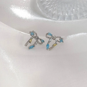 Boucles d'oreilles nœud argentées avec zircons marquise bleu clair et jaunes