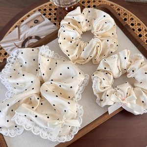 Lot de chouchous en soie à pois français avec dentelle blanche et nœud sur plateau bois
