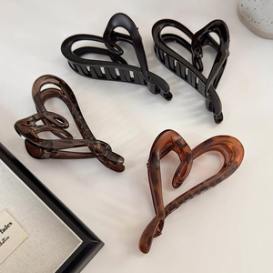 Pinces à cheveux minimalistes en forme de cœur, coloris noir mat, écaille et ambre
