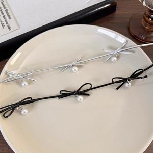 Détail de colliers choker avec nœuds et perles sur assiette pour un style élégant