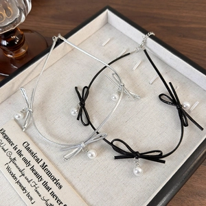 Détail de colliers choker à nœuds avec perles dans un écrin à bijoux de luxe