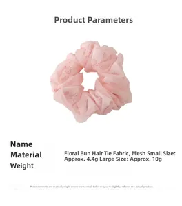 Détail du chouchou fleuri en mesh montrant la texture rose et les spécifications de taille