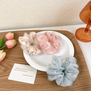Lot de trois chouchous à fleurs en organza léger, couleurs blanc, rose et bleu ciel