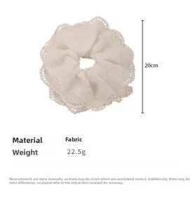 Dettaglio dell'elastico in pizzo bianco con ricamo delicato e diametro di 20 cm