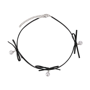 Collier ras de cou avec nœuds papillons, perles blanches et cordon en cuir noir pour femmes