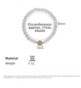 Détail du bracelet élastique en perles avec pierre œil de chat vert clair et dorures