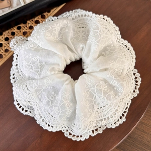 Elastico per capelli oversize in pizzo bianco con ricamo floreale e bordi smerlati