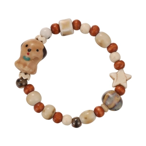 Bracciale artigianale con perline in legno e ciondolo a forma di cane in ceramica