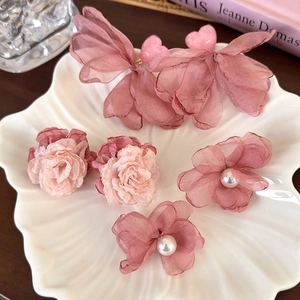 Boucles d'oreilles fleurs en mousseline rose avec cœur en résine et perles de style vintage