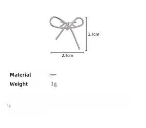 Détail montrant les dimensions 2,1 cm x 2,1 cm pour le bijou manchette nœud en cuivre