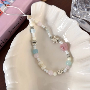 Détail d'une dragonne de téléphone en perles style marin avec breloques étoile de mer