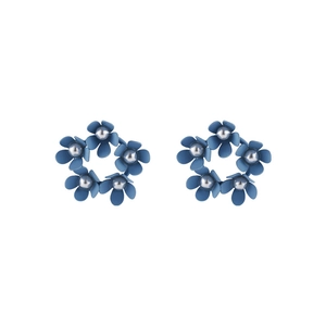 Orecchini a cerchio floreali blu opaco con accenti in argento su sfondo bianco