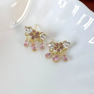 Élégantes boucles d'oreilles fleurs roses avec cristaux étincelants et pampilles gouttes