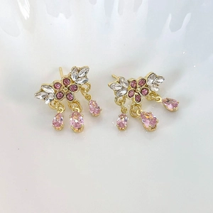 Élégantes boucles d'oreilles fleur rose avec pompons scintillants et détails dorés