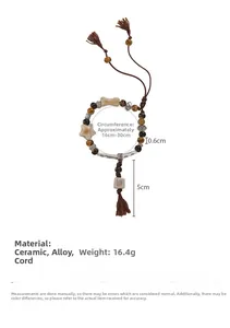 Dettaglio del braccialetto retrò in perle di ceramica con cordino marrone e nappe eleganti
