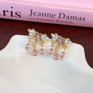 Élégantes boucles d'oreilles pivoines dorées avec cristaux roses en forme de gouttes
