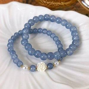 Handgefertigtes Set aus seeblauen Kristall- und Perlenarmbändern mit Kamelien-Anhänger