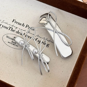 Silver bow hair clips set with heart pendants and elegant white pearls for women