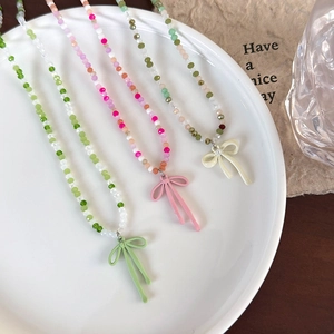 Chique kralenketting met kleurrijke glazen kralen en strikhanger in pastelgroen en roze