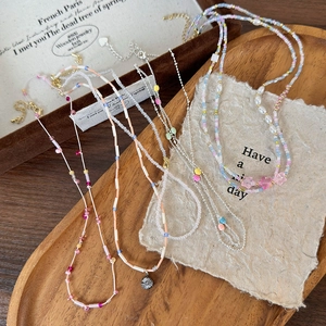 Collana girocollo di perline colorate con stelle e fiori e chiusura dorata