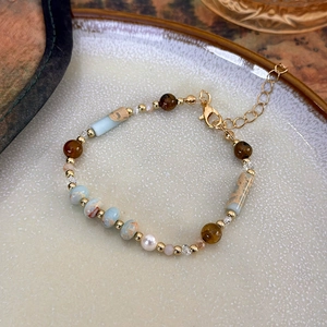Bracelet de style ethnique avec perles d'eau douce, sodalite bleue et fermoir doré mousqueton