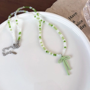 Detail van de zilveren karabijnsluiting en verlengketting op de kralenketting