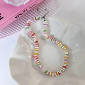 Collier bohème avec pierres concassées colorées et perles pour femme style plage d'été