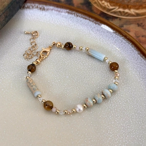 Détails macro d'un bracelet vintage avec perle d'eau douce et pierres naturelles
