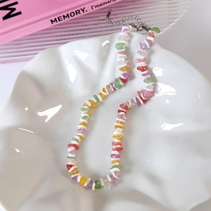 Collier bohème en perles de gravier colorées et coquillages avec fermoir argenté